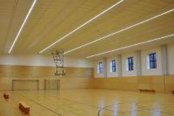 Bild: Sanierung Sporthalle: ballwurfsichere Lösung mit schlanken Lichtlinien in Systemklimadecke von AS LED Li