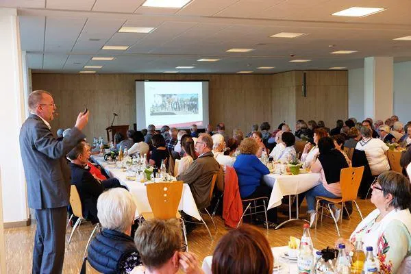 Bild: Ehemalige Mitarbeiter der Stiftung Liebenau schwelgen gemeinsam in Erinnerungen