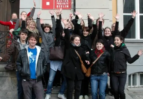 Bild: Jugendliche verändern vom Schreibtisch aus die Gesellschaft