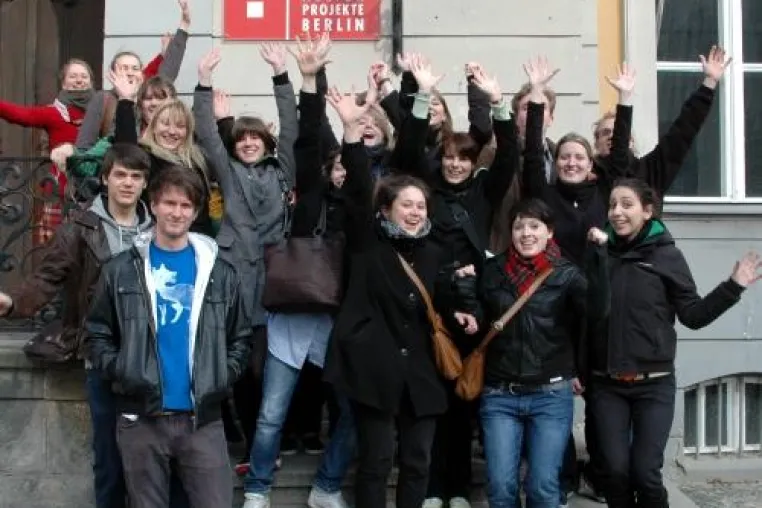 Bild: Jugendliche verändern vom Schreibtisch aus die Gesellschaft