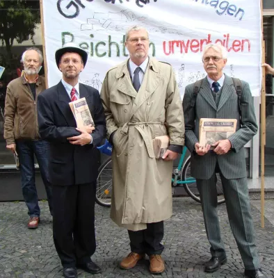 Zocker zur Kasse - DIE LINKE. Mainz demonstriert gemeinsam mit attac für die Zerschlagung der Privatbanken Bild: Zocker zur Kasse - DIE LINKE. Mainz demonstriert gemeinsam mit attac für die Zerschlagung der Privatbanken