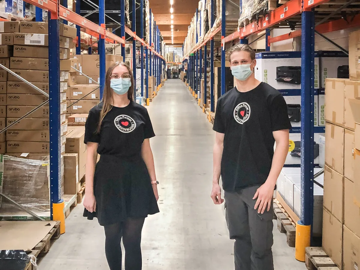 Auszubildende F. Heselhaus und L. Tekstra, Teil des Teams bei der Neuausrichtung des Shopsystems. (© Office Partner)