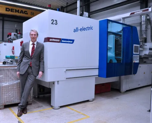 Bild: 2.800 qm mehr Fläche: Mayweg auf Expansionskurs - Enge Zusammenarbeit mit Arburg und Wittmann-Battenfeld