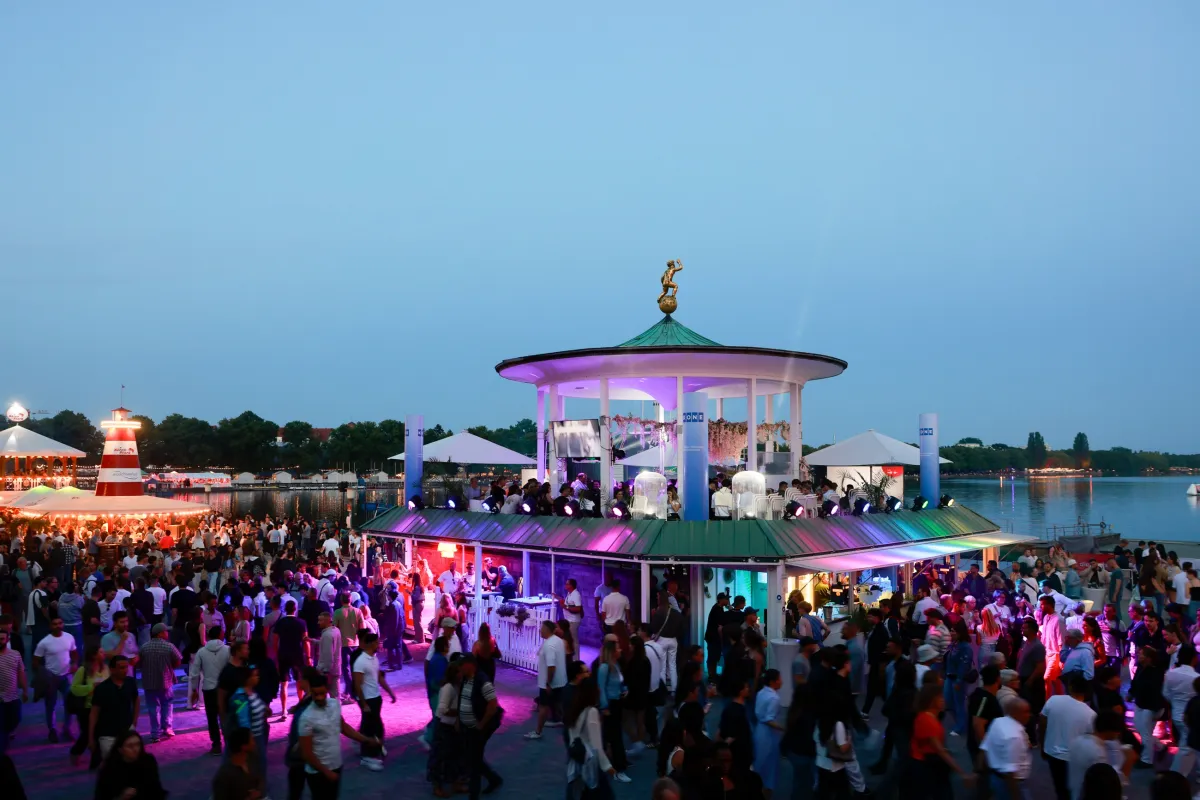 Abendstimmung beim Maschseefest: Das Nordufer ist beliebter Hotspot. (© Kevin Münkel )