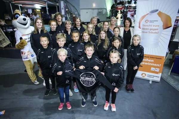 75. Übergabe beim Stadtwerke Lübeck Trikot-Tausch: Neue Trainingsjacken für die Turner vom TuS Lübeck 93 Bild: 75. Übergabe beim Stadtwerke Lübeck Trikot-Tausch: Neue Trainingsjacken für die Turner vom TuS Lübeck 93