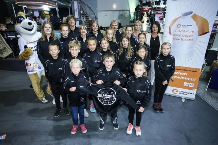 Bild: 75. Übergabe beim Stadtwerke Lübeck Trikot-Tausch: Neue Trainingsjacken für die Turner vom TuS Lübeck 93