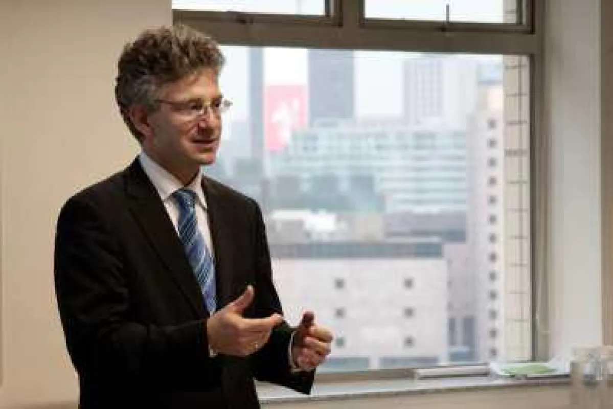 Business Mission to China 2012 - Sören Pürschel, ECONET, AHK Beijing beim Briefing der Delegation