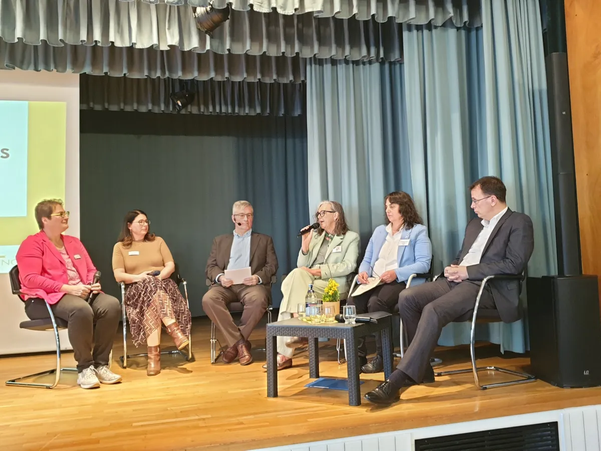 Podiumsdiskussion (v.l.: Dursch, Liebsch, Hagen, Dr. Zobolou, Staatssekretär Schebesta MdL) (© Wilhelm Butschle)