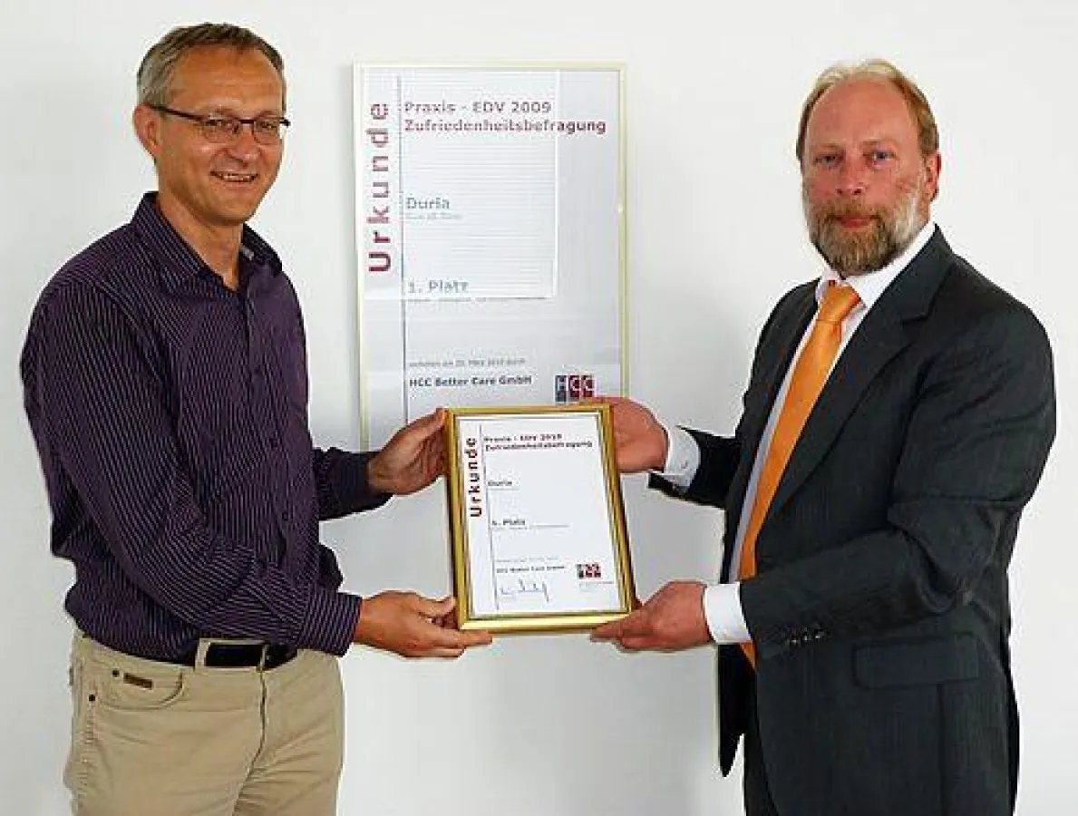 Überreichung der Urkunde an Dr.rer.nat. Erich Gehlen (Duria eG) durch Herrn Frank Runte der HCC Better Care GmbH