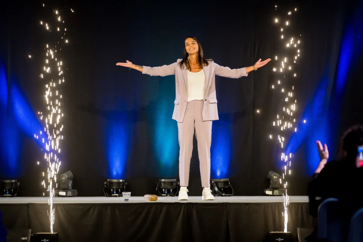 Vanessa Buth auf der Bühne beim 20. Internationalen Speaker Slam (© Justin Bockey)