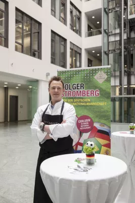 Bild: Starkoch Holger Stromberg präsentiert WM-Aktionsgerichte bei Eurest