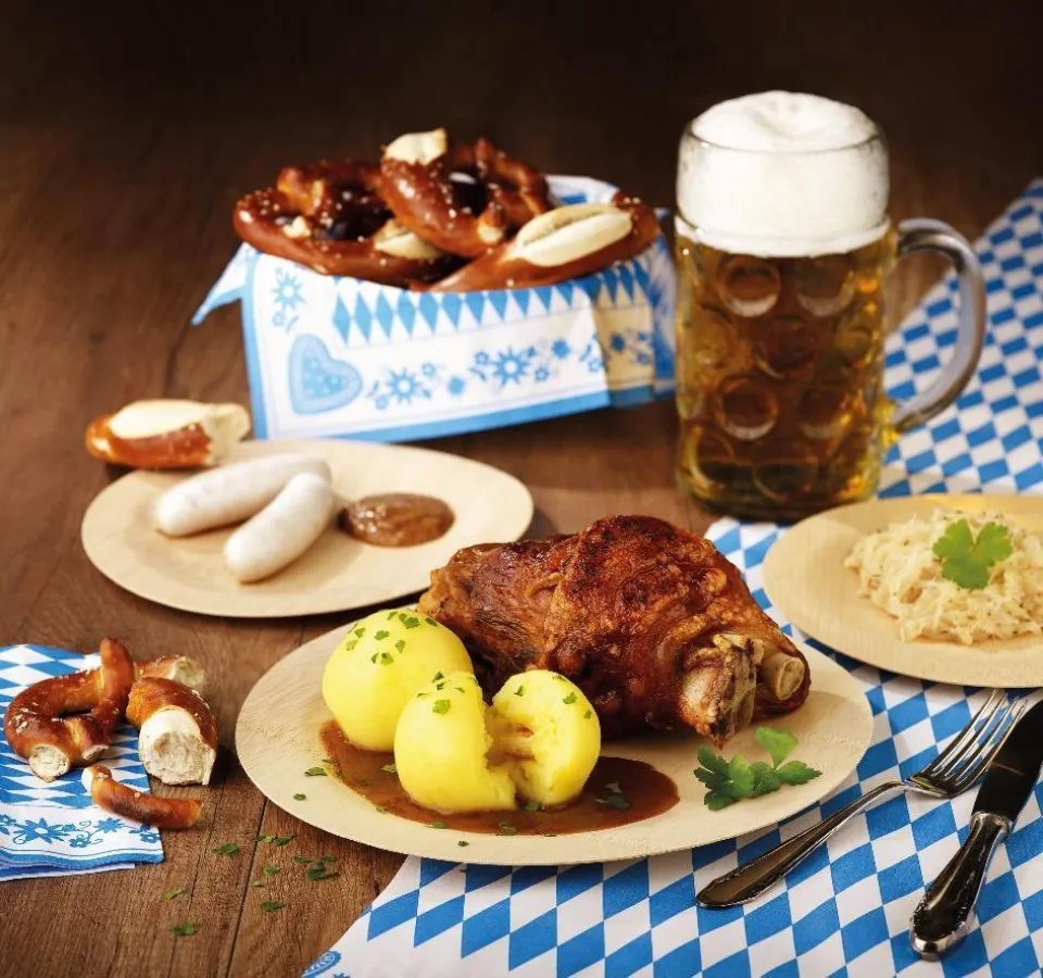 Zum zünftigen Oktoberfest-Ambiente passt das Papstar pure-Geschirr aus reinem Bambus.