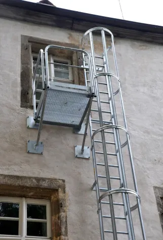 Bild: Sicherer Abstieg an der Schlossfassade