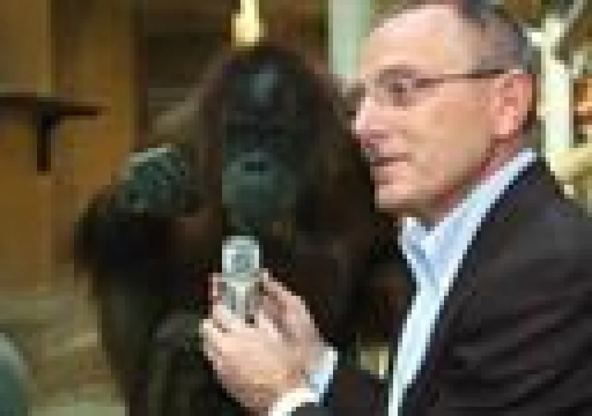 Zoodirektor Klaus-Michael Machens und Orang-Utan Zora werben für die Handysammlung