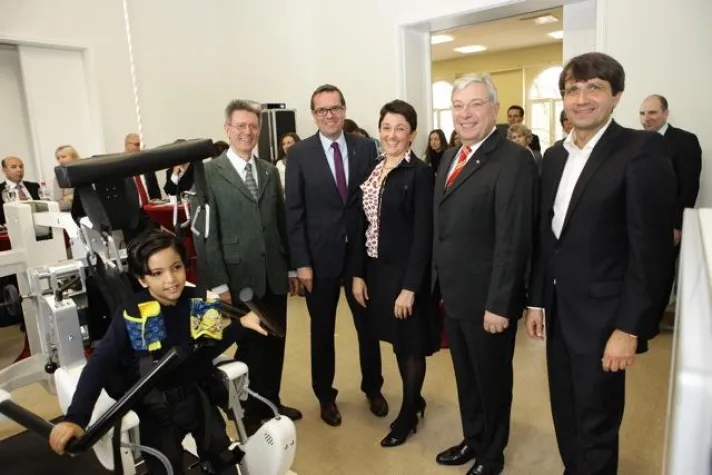 Bild: Kinderhilfestiftung Frankfurt am Main übergibt LokomatPro