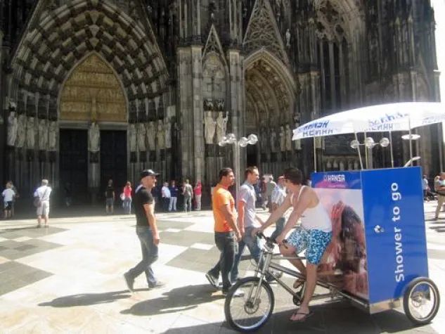 Bild: Duschen mal anders: Die HANSA shower to go bringt das wahre Sommerfeeling zurück