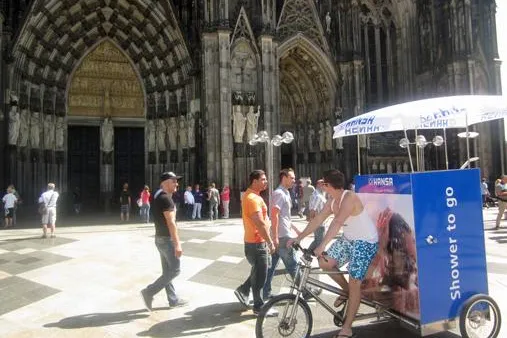 Duschen mal anders: Die HANSA shower to go bringt das wahre Sommerfeeling zurück Bild: Duschen mal anders: Die HANSA shower to go bringt das wahre Sommerfeeling zurück