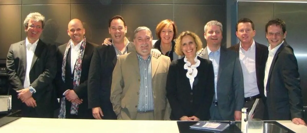 Rüdiger Schoeller und Jan-Hendrik Hemmeke mit Sabine Kalenborn im Kreise der Gebietsmanager.