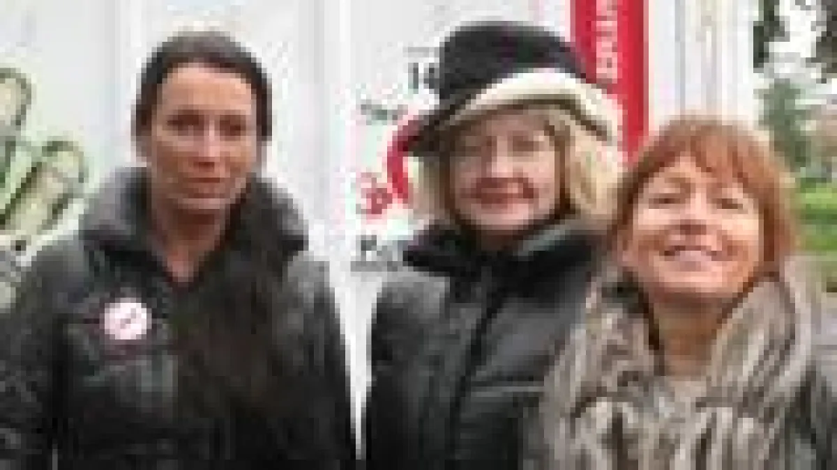 Vor dem Container, in den Gewaltspiele geworfen werden können: v.li.n.re.: Initiatorin Simone Thieß, Beate Strenkert, Geschäftsführerin der ETG – Entsorgung und Transport, sowie Künstlerin Anneliese H