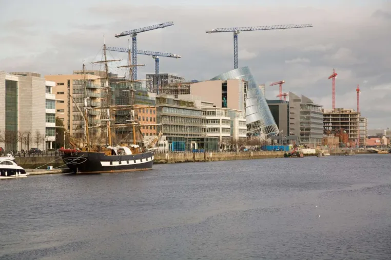 Bild: Zu Fuß durch die futuristische Seite der Hauptstadt Irlands - Ein Katzensprung zu Dublins Docklands
