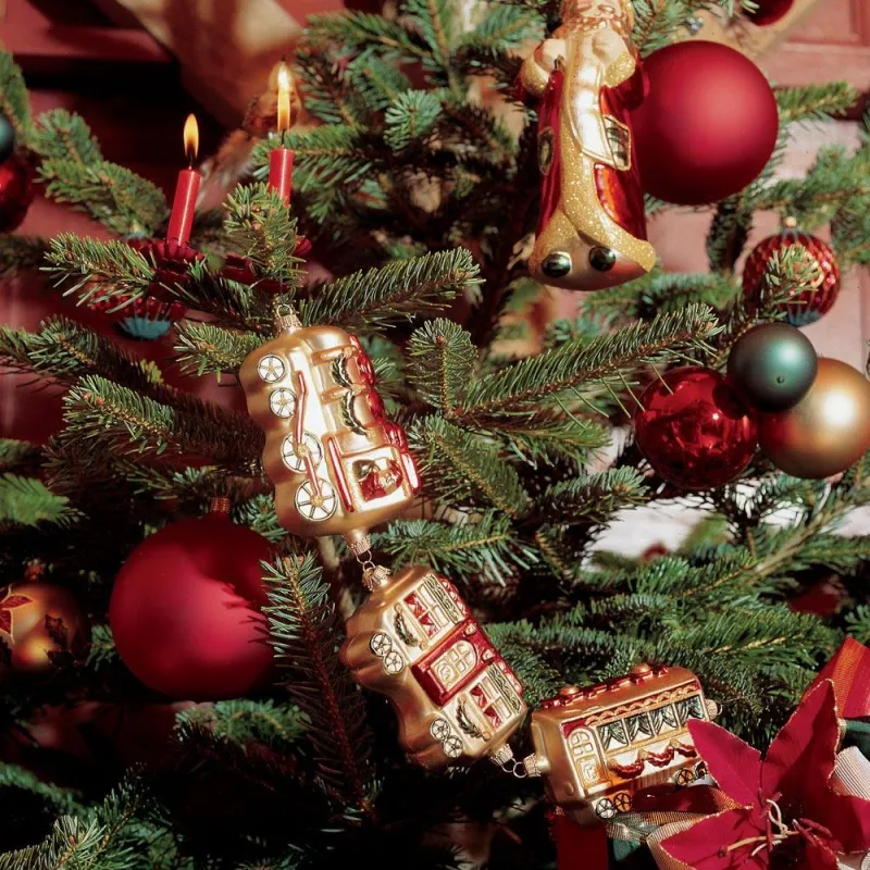 Kerzen bringen den Weihnachtsbaum erst so richtig zum Strahlen, bergen aber auch ein hohes Brandrisiko. Foto: Tannenparadies Berlin/Immowelt.de