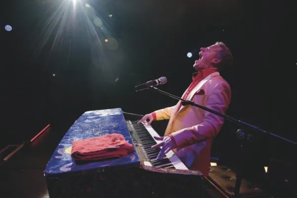 Bild: Wie Corona erfinderisch macht (2) – Raus auf den Rhein, rein in den Rock 'n' Roll. Eine Yacht wird Konzertsaal.