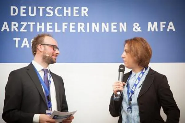 Bild: Medizinische Fachangestellte (MFAs) demonstrieren Selbstbewusstsein, Kompetenz und Weiterbildungsinteresse