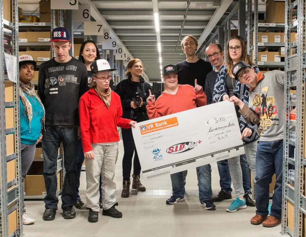 Bewohner der Arche besuchen den SIP Scootershop in Landsberg am Lech