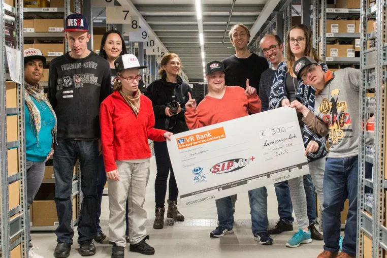 Bild: SIP Scootershop spendet 3.000 € an ARCHE Landsberg