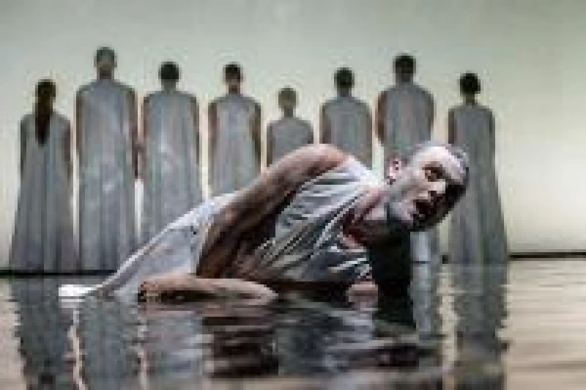 (Foto: Odin Moise) Wasser kommt hinzu - eine ambivalente Konstante, die Tiefe suggeriert, die Wellen des Lebens, ...