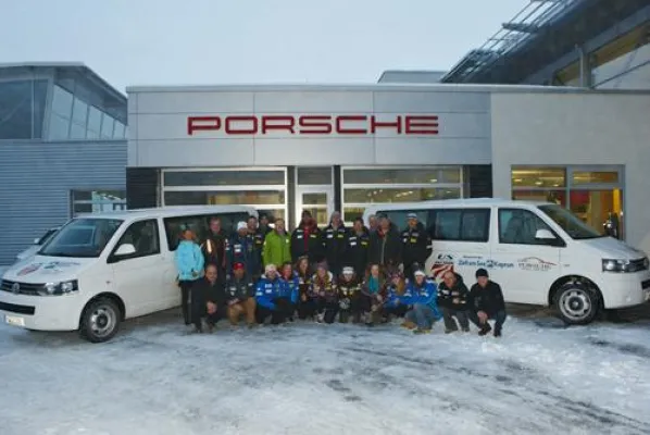 Mit zehn VW-Caravelle-Bussen zum Skiweltcup und der WM / Ankunft der US-Skidamen in Zell am See-Kaprun Bild: Mit zehn VW-Caravelle-Bussen zum Skiweltcup und der WM / Ankunft der US-Skidamen in Zell am See-Kaprun
