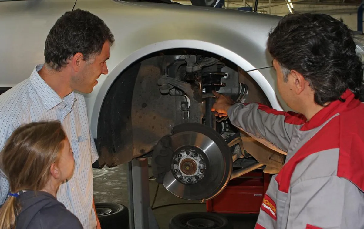 Viele Autofahrer unterschätzen die Bedeutung von Stoßdämpfern für die Sicherheit.
