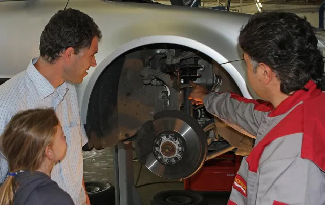 Bild: SICHER IN DEN SOMMER STARTEN: STOSSDÄMPFER-CHECK BEIM REIFENWECHSEL