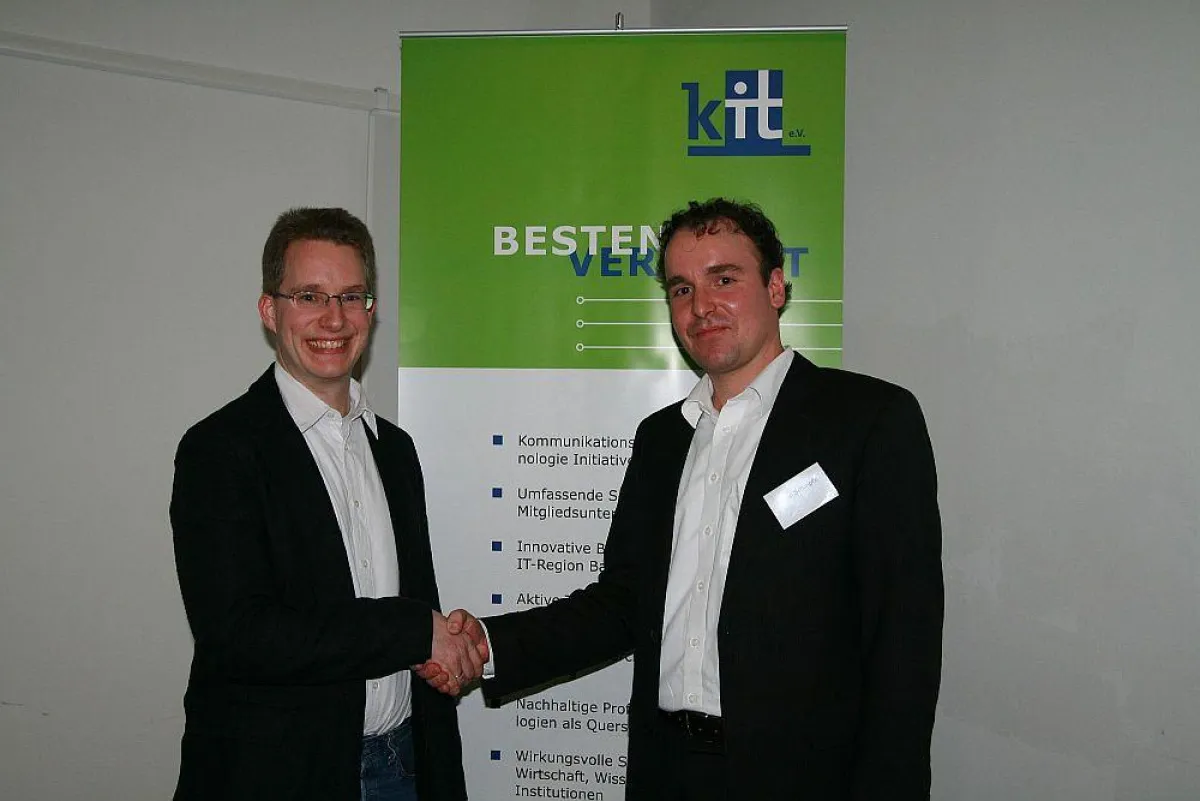 Stefan Schimpfle, Vorstand von kit e.V. und Geschäftsführer der IT-Offensive Bayerisch-Schwaben, bedankt sich bei dem Referenten Matthias Marschall für seine interessanten Ausführungen. Laut Schimpfle