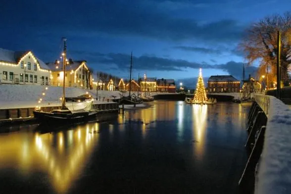 Bild: Der schwimmende Weihnachtsbaum, der Wintermarkt und tausende Lichter in Carolinensiel-Harlesiel laden ein