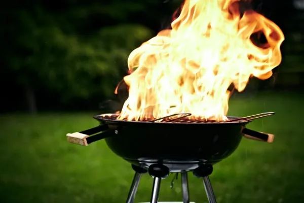 Bild: Was tun, wenn der Grill brennt?