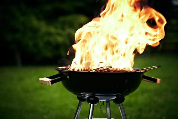 Was tun, wenn der Grill brennt? Bild: Was tun, wenn der Grill brennt?