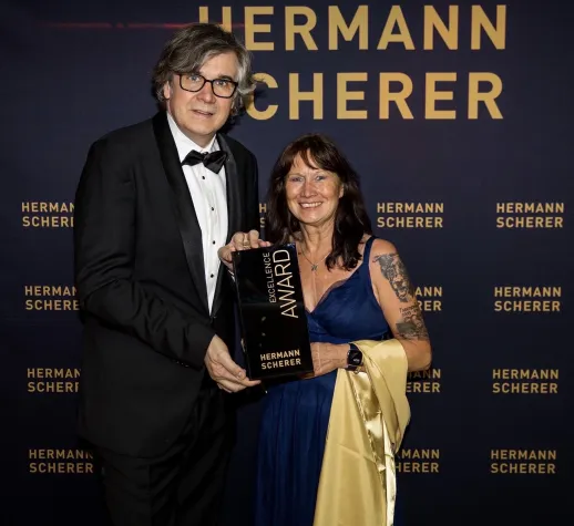 Bild: Manuela Roth erhält den Excellence Award 2022 beim 11. Internationalen Speaker Slam