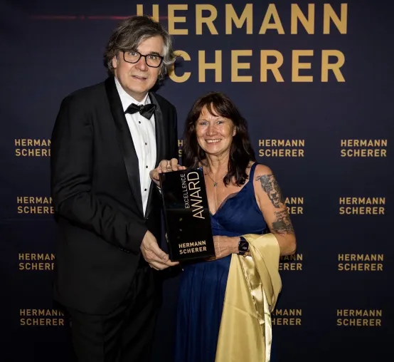 Manuela Roth erhält den Excellence Award 2022 beim 11. Internationalen Speaker Slam Bild: Manuela Roth erhält den Excellence Award 2022 beim 11. Internationalen Speaker Slam