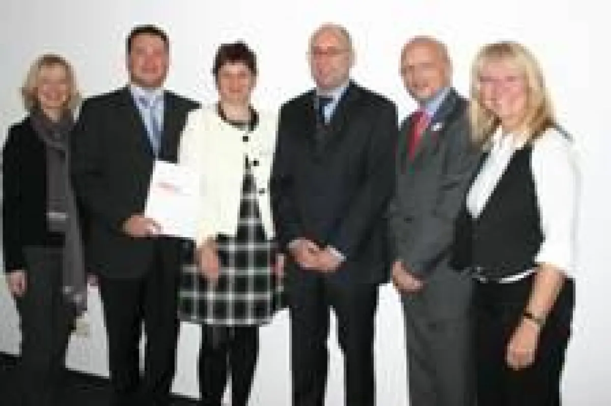 Bildunterschrift: v.l.: Ilona Frei, Dr. André Kavai, Edith Binkowska, Hartmut Kiry, Axel Weiss-Thiel und Ute Pfaff-Hamann