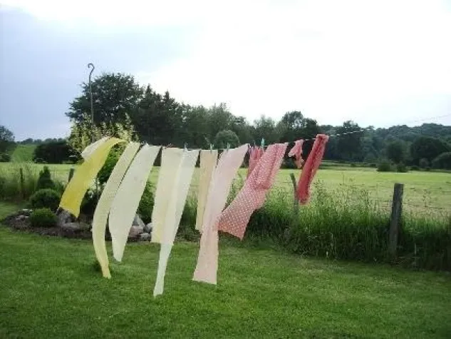 Bild: Ausstellung: Handgefärbte Sommerkleidung aus Naturstoffen für jeden Anlass