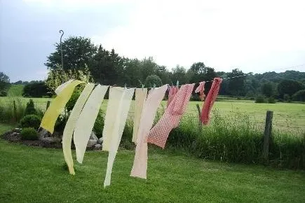 Bild: Ausstellung: Handgefärbte Sommerkleidung aus Naturstoffen für jeden Anlass