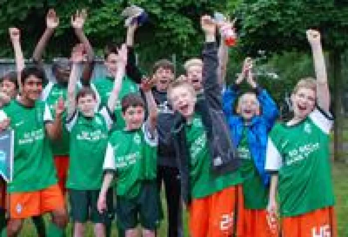 Bild: Gemeinsam am Ball bei der 1. Bremer Inklusionsmeisterschaft