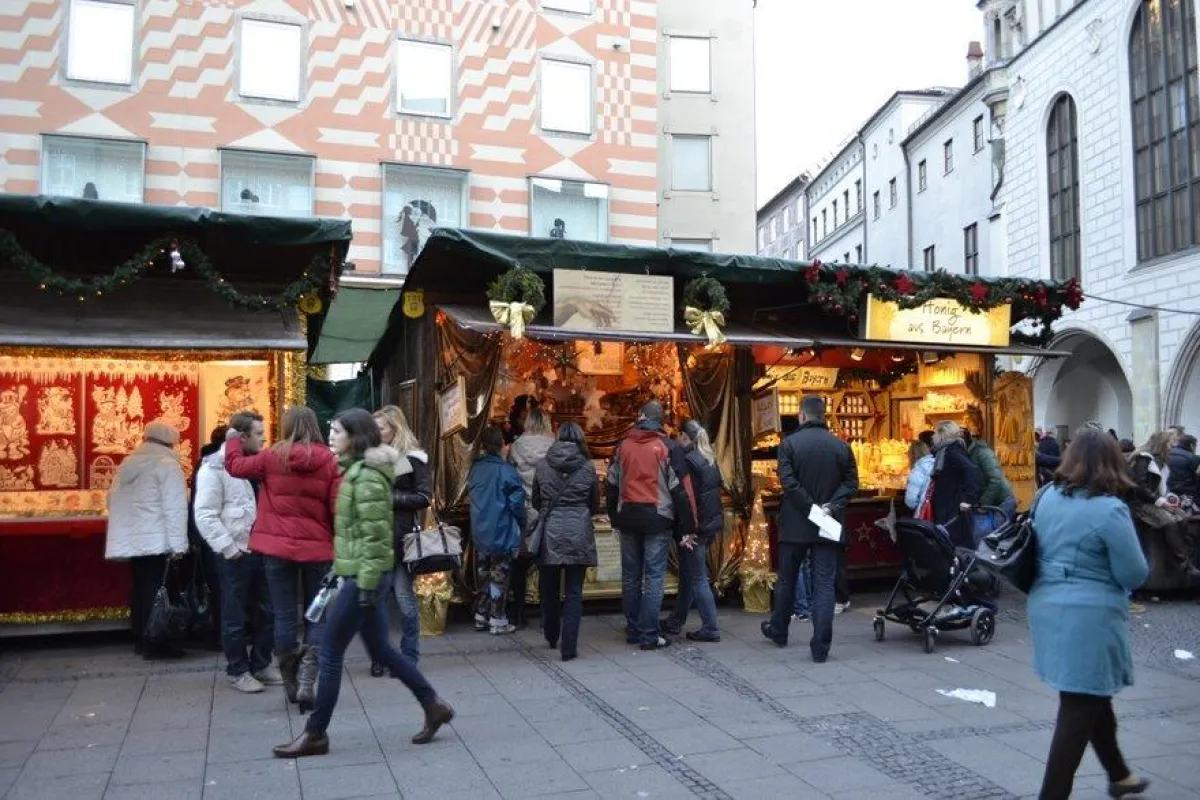 Das Linkshänderstandl ist ein Publikumsmagnet am Marienplatz.