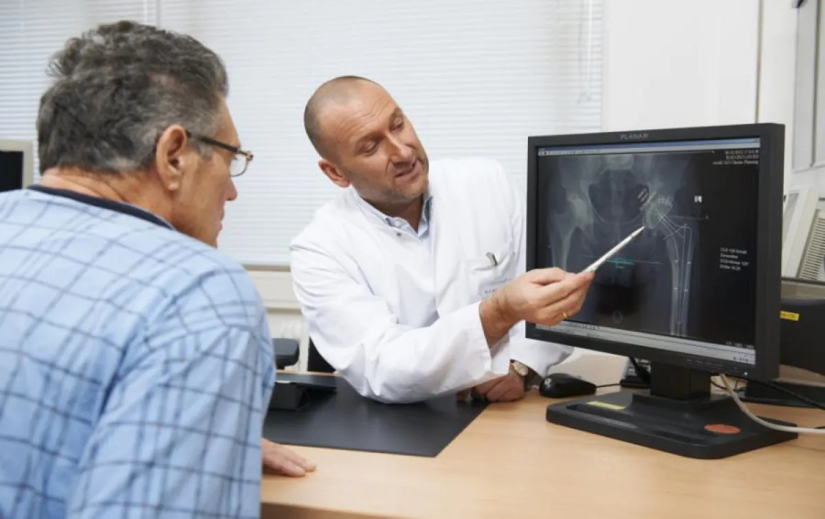 Chefarzt Dr. Klaus Schlüter-Brust in einem Patientengespräch