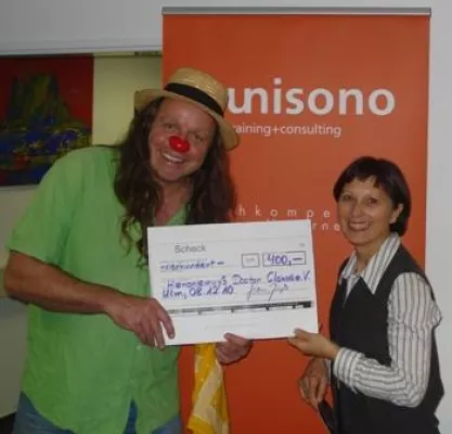 Bild: stw unisono training+consulting spendet 400 Euro an Hieroniemuß Doctor Clowns e.V.