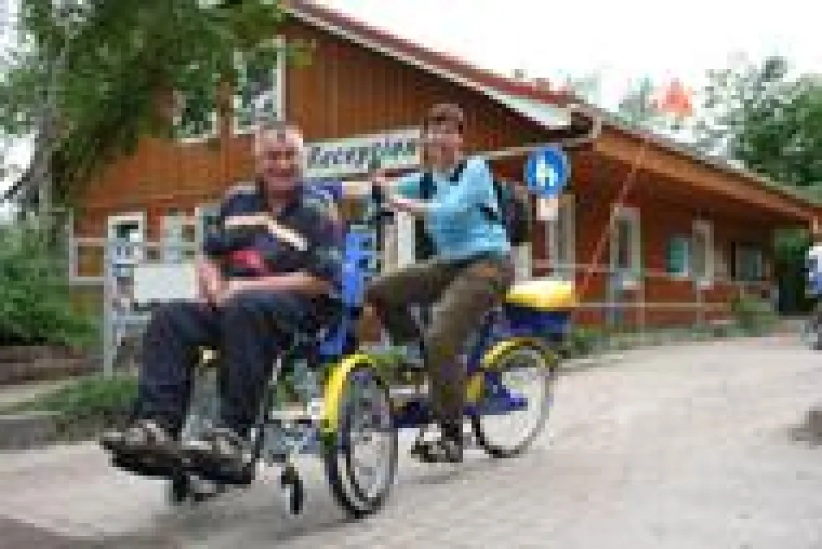 Behinderte Menschen erleben den Naturpark Dübener Heide mit dem Draisin-Plus.