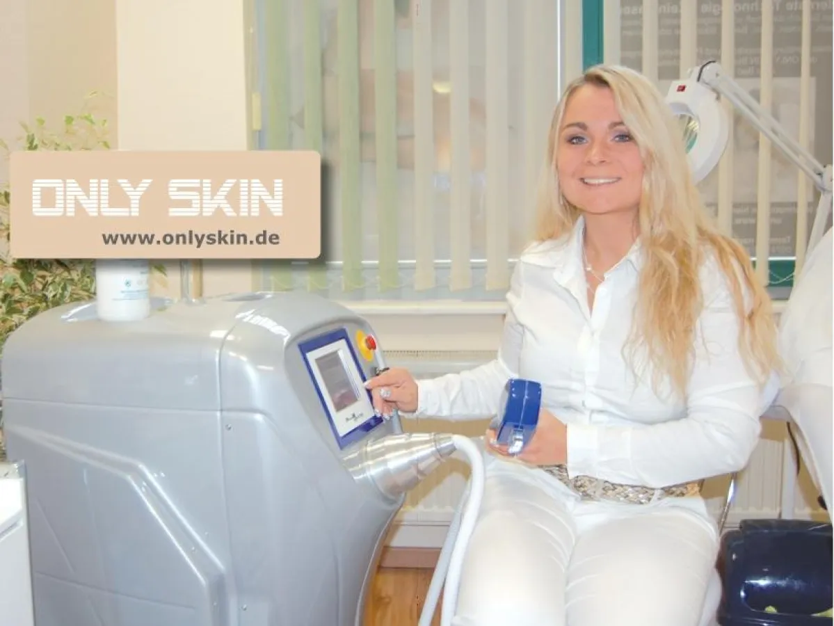 Nicole Hartmann von ONLY SKIN mit dem Impulslichtsystem. - Foto Samland