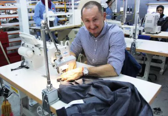 Bild: Atelier GARDEUR geht auf die Straße - Hosenspezialist stellt Produktion auf Hindenburgstraße vor