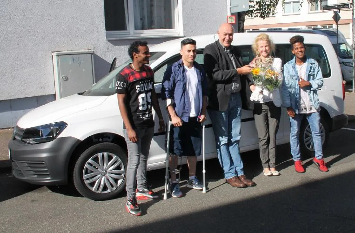Übergabe VW Caddy durch Commerzbank-Stiftung